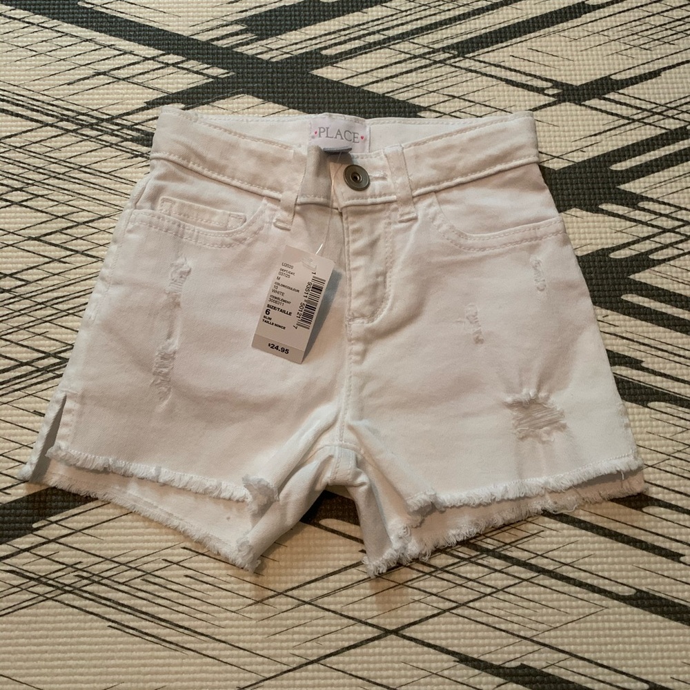 Children’s place size 6 white shorts